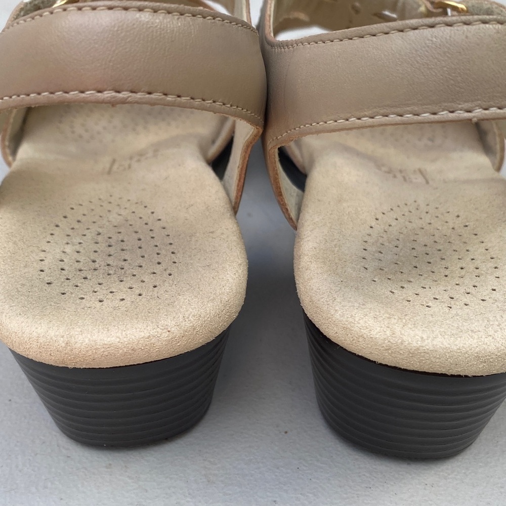 SAS Beige Floral Cutout Size 8.5N Sandals Career Comfortable Office Old Money - Picture 6 of 9
